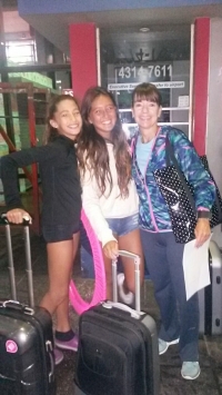 Candela Urso y Delfina Higa, junto a la entrenadora Alejandra Hurtado.