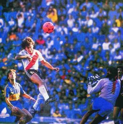 1986 - Gol de Beto Alonso con la pelota naranja  (Foto: Prensa River)