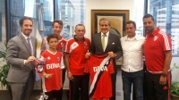Los representantes de River junto al cónsul argentino en Miami.