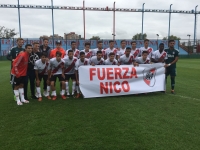 En la previa del encuentro, el plantel de River form con una bandera de aliento para su compaero Nicols Godoy, quien perdi a su padre esta semana. 