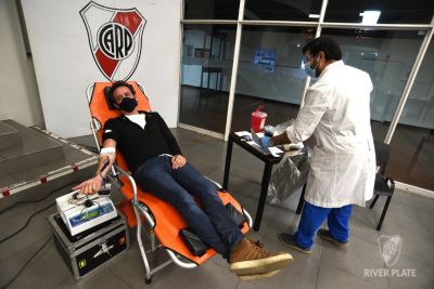 Ignacio Villarroel, Secretario de River, fue uno de los donantes. (Foto: Prensa River)