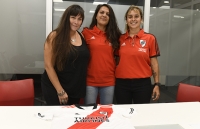 Gabriela Cenz (Presidenta de Ftbol Femenino), la DT Daniela Daz y la PF Yasmn Roston.