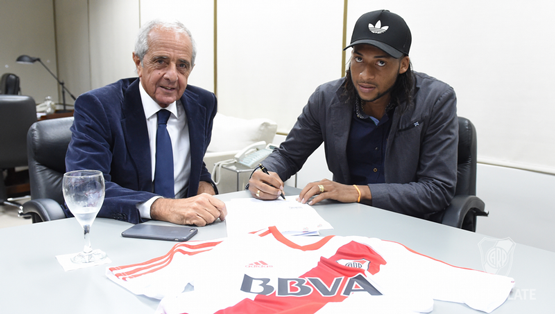 Firma de contrato de Arturo Mina