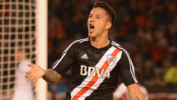 River gole a Vlez y se mantiene al acecho