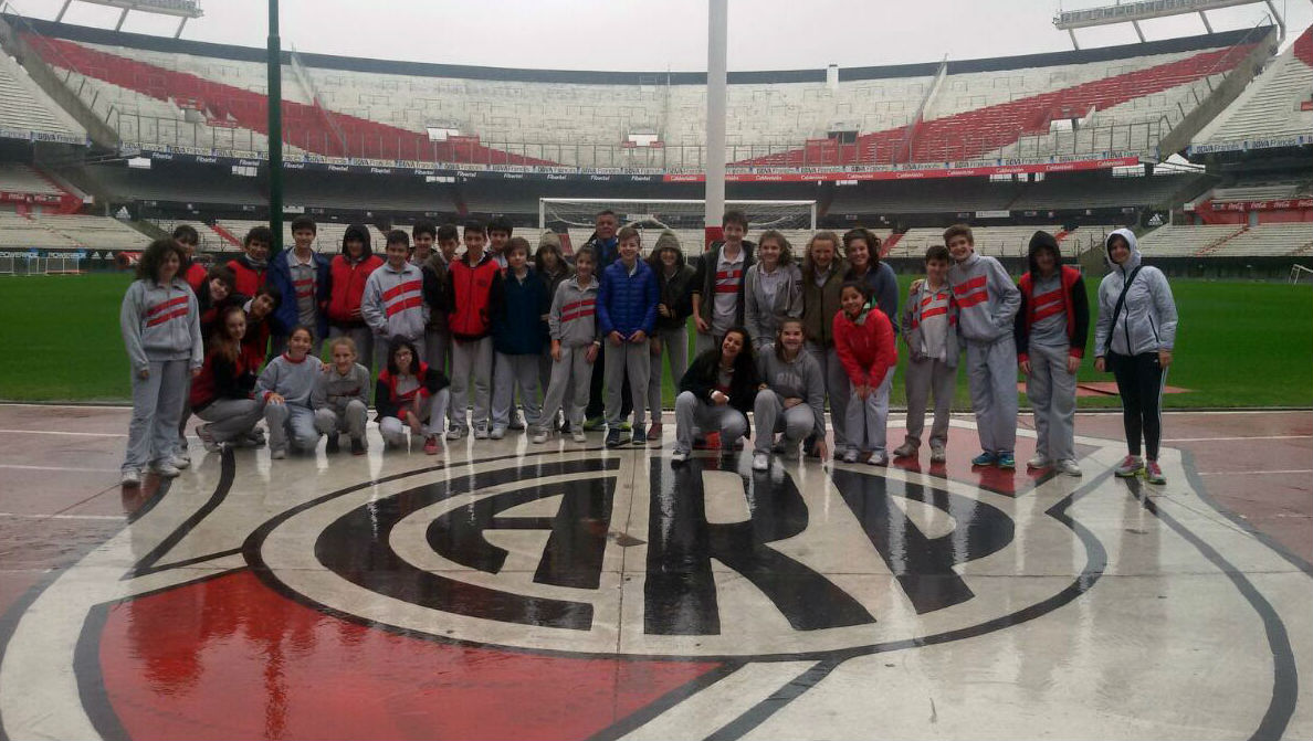 El plantel de vley, junto a los chicos del Schiller Schule