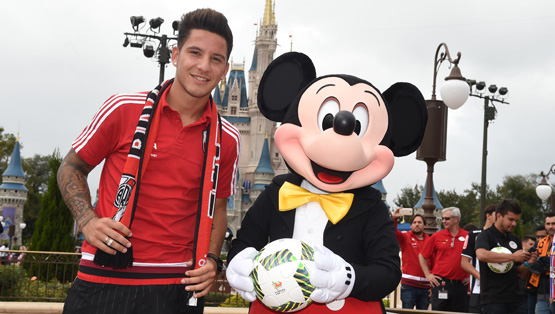 River Plate y Sebastin Driussi, en el Disney Parade