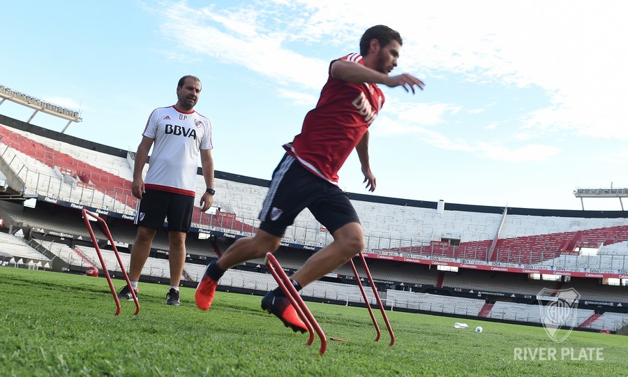 Entrenamiento vespertino en el Monumental (31-1) 