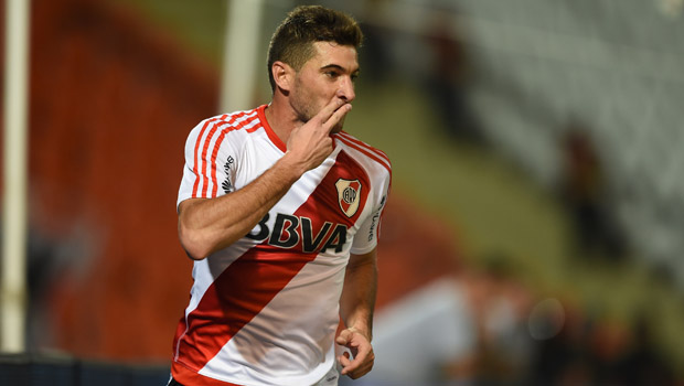 Con goles de Alario y Mora, River gan en Mendoza