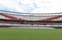 Etapa de cosido para el campo de juego del Monumental