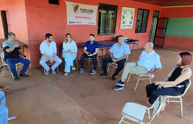 Fundacin River Plate y Marandu Comunicaciones instalan la primera antena de wifi en la Aldea Jasy Por