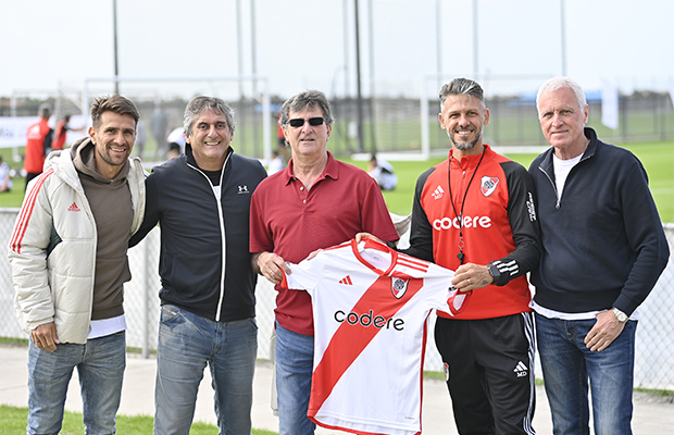 El Matador Kempes, de visita en el entrenamiento de River