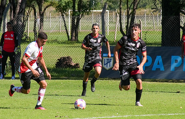 La Reserva gole 4-0 a Barracas Central