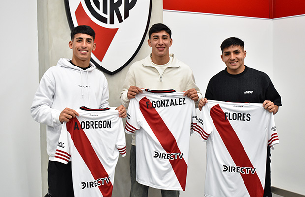 Firma de contrato para Agustín Obregón, Facundo González y Joaquín Flores
