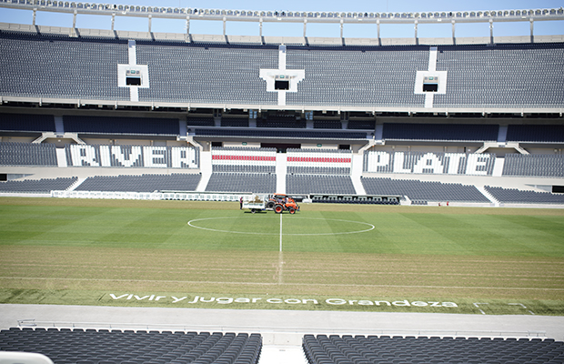 River comenzó los trabajos de renovación del césped del campo de juego