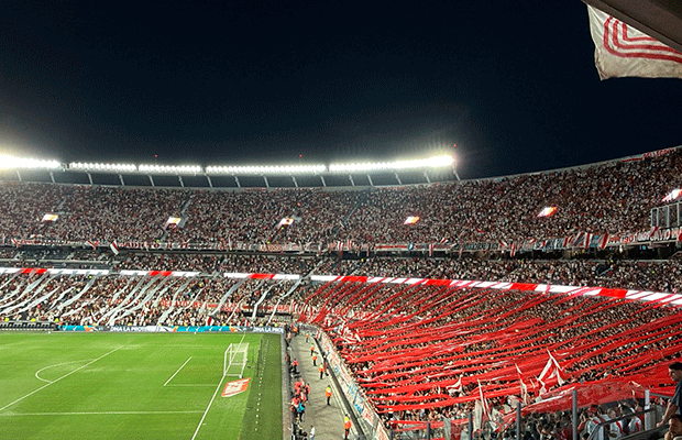 VIDEO - Recibimiento ante Sarmiento en el Mâs Monumental