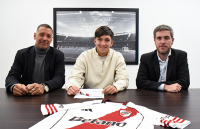 Galo Escobar firmó su primer contrato profesional