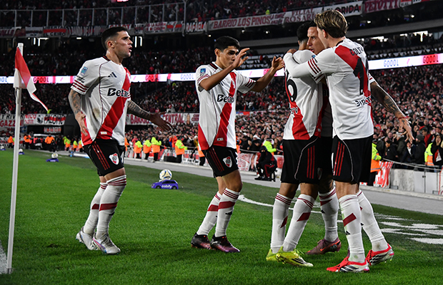 River, firme: 2-0 en casa y a semifinales