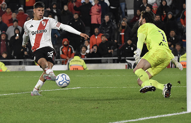 El gol de Pereyra a Bragantino en el Mâs Monumental